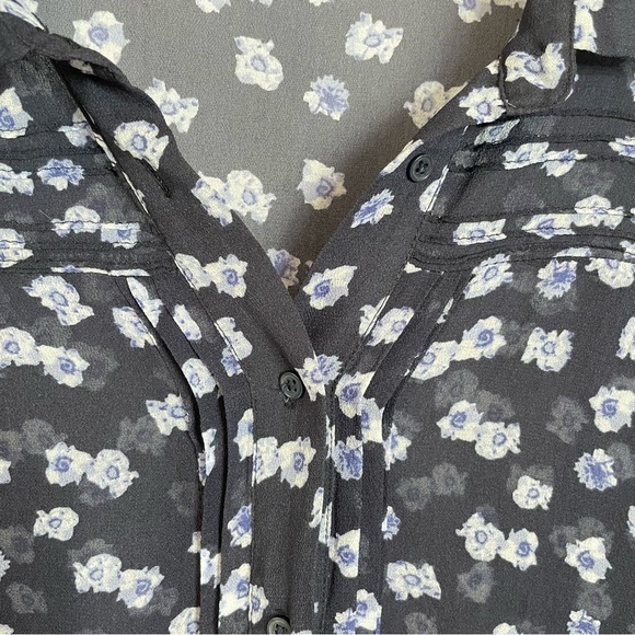 In Wear feminine floral blouse - Picture 5 of 9